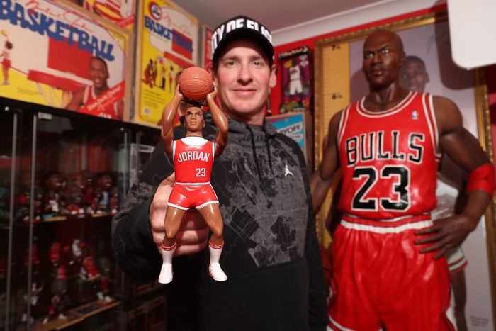 Terinspirasi dengan Michael Jordan, seorang warga Australia mengoleksi mainan hingga lebih dari ratusan jenis pebasket top NBA ini. Seperti apa? intip yuk koleksinya.

Paul Kane/Getty Images