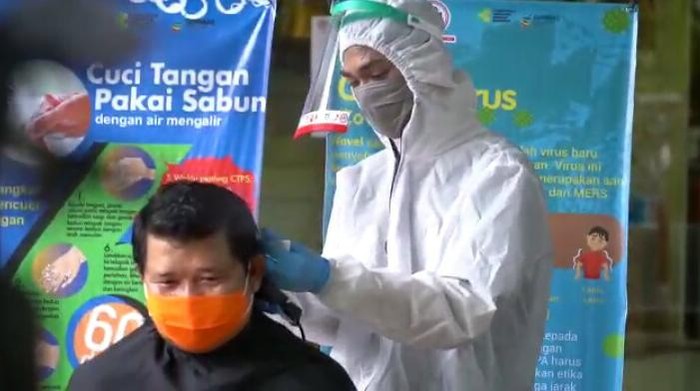 Dokter di Makassar Potong Rambut Pakai Protap Corona