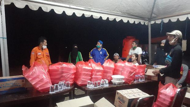 Dapur umum yang didirikan BPBD Lutra.