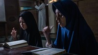 Mengajar santri tuna rungu tentu saja tidak mudah, namun para guru disana tetap semangat mengajarkan ajaran agama kepada para santri kebutuhan khususnya.