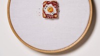 Ipnot juga membuat menu sarapan dalam model bordirannya. Sarapan yang ia pilih untuk koleksinya adalah satu lembar sandwich topping telur dan bacon. Foto: Instagram @ipnot