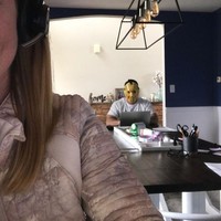 Dia selalu suka memakai hal-hal konyol di depan umum untuk mempermalukan saya. Jadi ketika saya mengubah ruang makan kami menjadi kantor di mana kamera saya menghadap ke ruang meja makan, dia melihat peluang virtual untuk mempermalukan saya saat situasi pandemi, kata Cara. Foto: dok. Cara Fields Linkedin