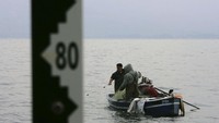 Begini kondisi air di Danau Tiberias yang diambil pada 9 Januari 2007 silam. Tampak nelayan tengah beraktivitas memancing ikan disana. Getty Images/David Silverman