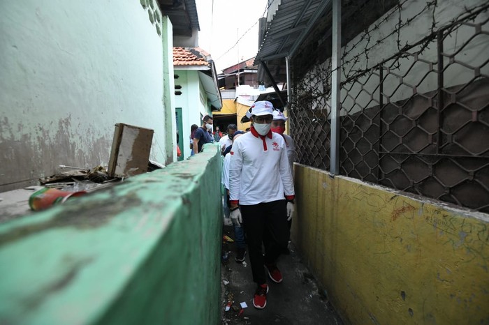 Relawan Indonesia Bersatu Lawan COVID-19 terus bergerak membantu pemerintah ringankan beban masyarakat terdampak COVID-19. Salah satunya bagikan sembako.