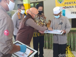 Serahkan BLT dan Sembako, Khofifah Juga Rapid Test Warga Berbek Sidoarjo