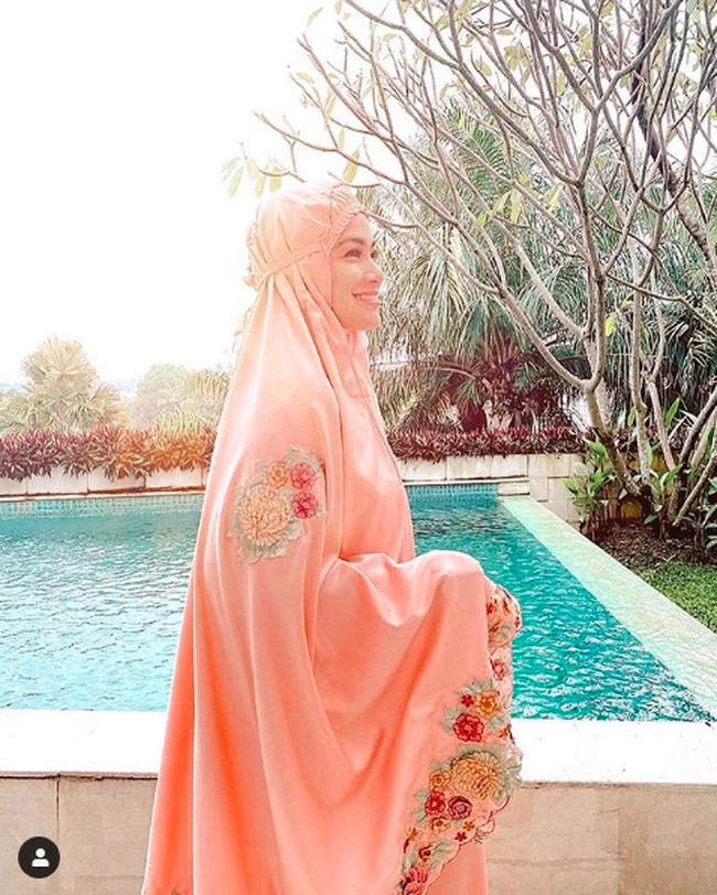 Aktris Titi Kamal tampil cantik dalam balutan mukena dari Olla Ramlan  Al-Khair. Mukena yang dipakai Titi ini harganya juga Rp 3.599.000. Foto: Dok. Instagram @ollaramlanxalkhair