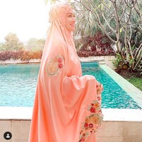 Aktris Titi Kamal tampil cantik dalam balutan mukena dari Olla Ramlan  Al-Khair. Mukena yang dipakai Titi ini harganya juga Rp 3.599.000. Foto: Dok. Instagram @ollaramlanxalkhair