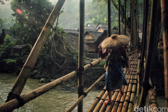 Suku Baduy terkenal dengan adatnya yang masih sangat kental. Tinggal di tengah gunung, mereka menjalankan aktifitasnya dengan cara yang sangat tradisional.