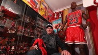 Seperti kolektor mainan asal Perth Australia ini, ia memiliki koleksi mainan Jordan hingga lebih dari ratusan jenis. Bahkan ada juga koleksinya yang paling terbesar di dunia. Tuh yang ada di belakangnya.