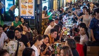 Meskipun Vietnam tidak memberlakukan lockdown total secara nasional, pemerintah dengan cepat menangani klaster-klaster yang bermunculan.
