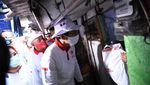 Susuri Gang Sempit, Sandiaga Uno Tebar Sembako