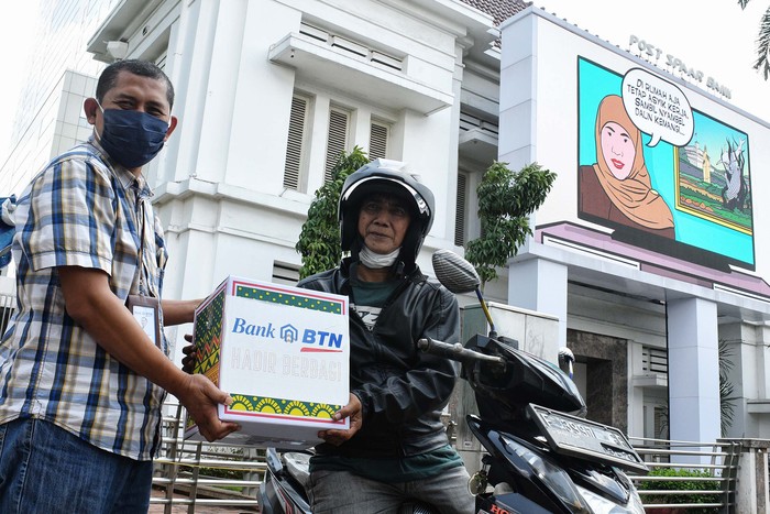 Sembako untuk Ojek Pangkalan Berbagi kebaikan dan berkah pada siapa saja. Terlebih di tengah kondisi pandemi Corona di Bulan Ramadhan ini. Kali ini Ojek pangkalan jadi sasarannya.