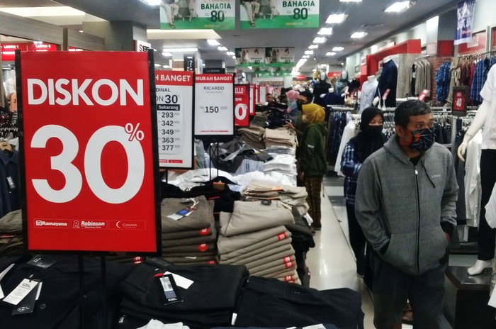 DISKON HARGA JELANG LEBARAN Sejumlah pengunjung memilih pakaian yang dijual di Mal Ramayana, Kudus, Jawa Tengah, Sabtu (16/5/2020). Sepekan menjelang Idul Fitri, sejumlah pusat perbelanjaan mulai menawarkan berbagai potongan harga guna menarik minat pembeli. ANTARA FOTO/Yusuf Nugroho/wsj.