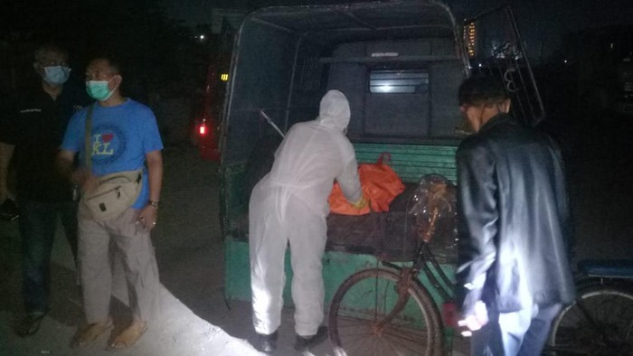 Petugas mengamankan temuan kerangka manusia di Bekasi (Dok. Polres Metro Bekasi Kota)