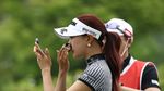 Bikin Salah Fokus! Pegolf Cantik Ini Make Up di Tengah Lapangan