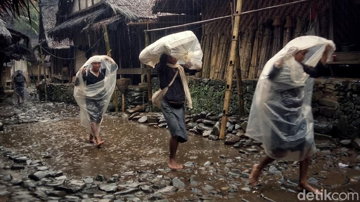 Suku Baduy terkenal dengan adatnya yang masih sangat kental. Tinggal di tengah gunung, mereka menjalankan aktifitasnya dengan cara yang sangat tradisional.