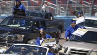 Mereka berkonvoi mengelilingi stadion dengan memakai baju wisuda.