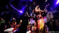Jika benar roh Dewi Lanjar yang masuk, penari akan terlihat lebih cantik dan membawakan tarian dengan memesona. 