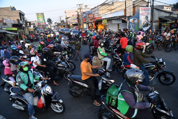 KERAMAIAN LALU LINTAS SAAT PSBB KOTA DEPOK Pengendara motor dan mobil antre melintas saat terjadi keramaian lalu lintas di Jalan Raya Sawangan, Depok, Jawa Barat, Sabtu (16/5/2020). Meski penerapan Pembatasan Sosial Berskala Besar (PSBB) Kota Depok masih diperpanjang hingga 26 Mei 2020, namun sejumlah ruas jalan mulai ramai dipadati kendaraan hingga menyebabkan kemacetan. ANTARA FOTO/Sigid Kurniawan/wsj.
