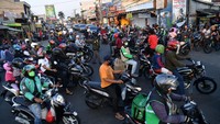 Puluhan pengendara sepeda motor terlihat melintas di Jalan Raya Sawangan, Depok, Jawa Barat, Sabtu (16/5/2020) petang kemarin.