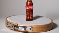 Minuman bersoda merek Coca-Cola ini pun dibuat oleh Ipnot dalam bentuk bordiran. Ia menggabungkan warna cokelat, merah dan putih. Foto: Instagram @ipnot