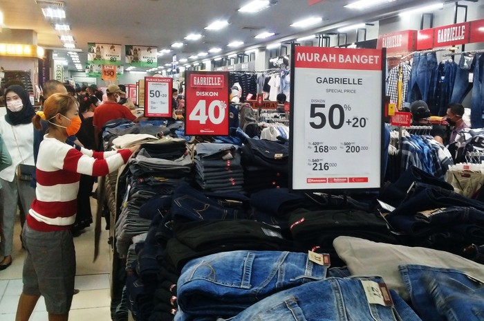 DISKON HARGA JELANG LEBARAN Sejumlah pengunjung memilih pakaian yang dijual di Mal Ramayana, Kudus, Jawa Tengah, Sabtu (16/5/2020). Sepekan menjelang Idul Fitri, sejumlah pusat perbelanjaan mulai menawarkan berbagai potongan harga guna menarik minat pembeli. ANTARA FOTO/Yusuf Nugroho/wsj.