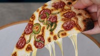 Tampilan pizza dengan keju yang meleleh sempurna ini bukanlah pizza sungguhan. Melainkan bordiran berbentuk pizza. Mirip sekali aslinya ya! Foto: Instagram @ipnot