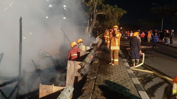 Dua rumah bambu di Kota Bandung hangus terbakar