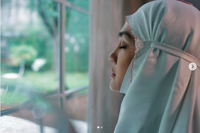 Luna Maya juga mengunggah foto penampilannya memakai mukena Olla Ramlan x Al Khair. Mukena nya adem, terima kasih @ollaramlanaufar, tulis Luna di Instagram. Foto: Dok. Instagram @ollaramlanxalkhair