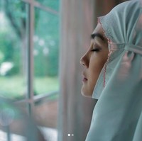 Luna Maya juga mengunggah foto penampilannya memakai mukena Olla Ramlan x Al Khair. Mukena nya adem, terima kasih @ollaramlanaufar, tulis Luna di Instagram. Foto: Dok. Instagram @ollaramlanxalkhair