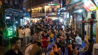 Pada pertengahan Maret, Vietnam memerintahkan semua pendatang dan semua warga yang memiliki kontak dengan pasien positif virus Corona untuk isolasi di pusat-pusat karantina selama 14 hari. Biayanya sebagian besar ditanggung pemerintah, meski akomodasinya tidak bisa dibilang mewah.