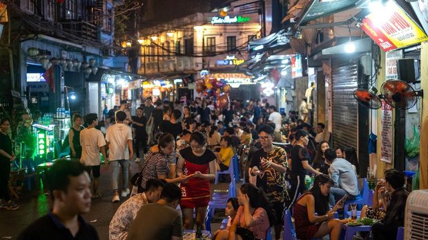 Asyiknya Warga Vietnam Bisa Nongkrong Lagi Usai CoronaBerbatasan dengan China, Vietnam mampu menekan angka kematian dari virus Corona hingga 0 korban jiwa. Kini warganya pun sudah bisa nongkrong lagi lho. Asyiknya.