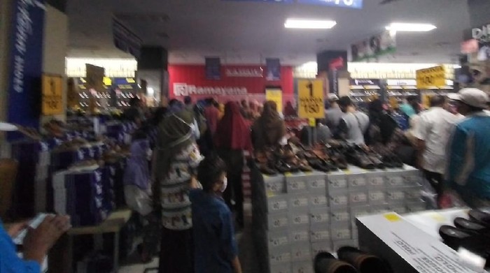 Situasi Ramayana Cikupa setelah diizinkan beroperasi lagi.