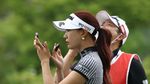 Bikin Salah Fokus! Pegolf Cantik Ini Make Up di Tengah Lapangan