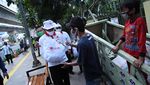Susuri Gang Sempit, Sandiaga Uno Tebar Sembako