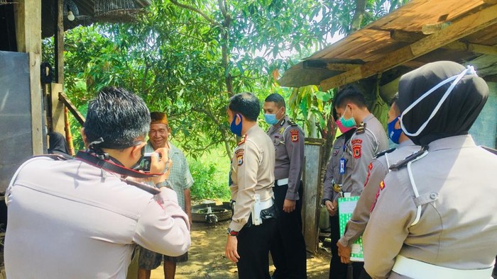 Polda Sulsel Beri Bantuan Sembako untuk Tunanetra Terdampak Corona
