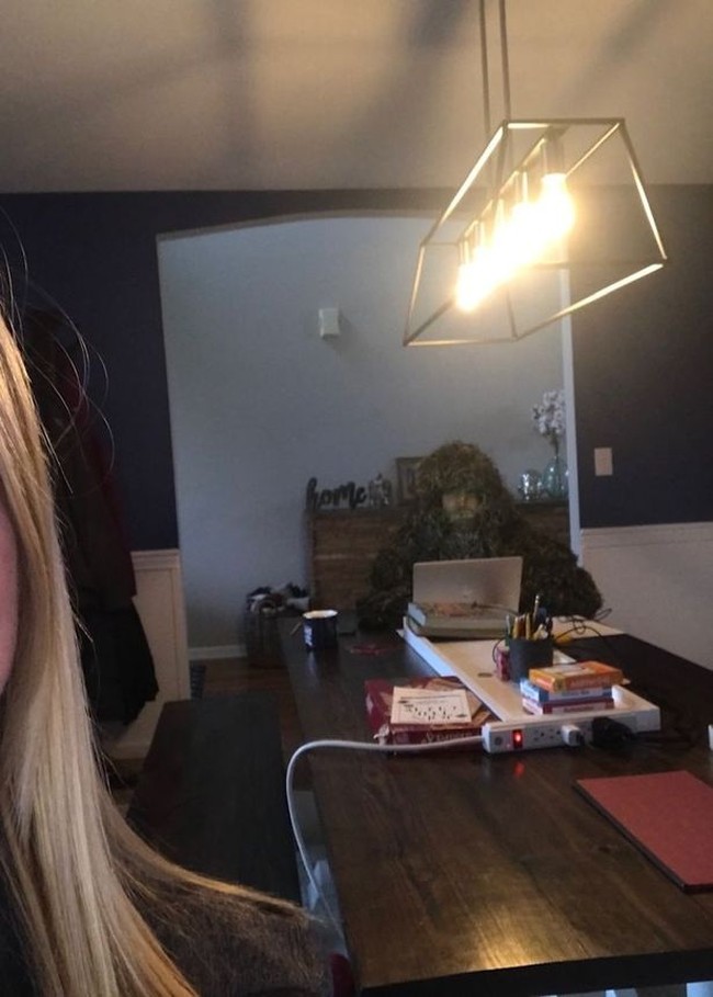 Menyadari banyak perubahan selama pandemi Corona yang bisa membuat setiap orang menjadi stres, maka suami Cara Fields memiliki cara uniknya sendiri untuk membuat orang-orang tertawa. Ketika Cara tengah melakukan paggilan video untuk meeting virtual, suaminya itu selalu muncul di bagian belakangnya sambil menggunakan kostum konyol. Foto: dok. Cara Fields Linkedin