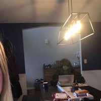 Menyadari banyak perubahan selama pandemi Corona yang bisa membuat setiap orang menjadi stres, maka suami Cara Fields memiliki cara uniknya sendiri untuk membuat orang-orang tertawa. Ketika Cara tengah melakukan paggilan video untuk meeting virtual, suaminya itu selalu muncul di bagian belakangnya sambil menggunakan kostum konyol. Foto: dok. Cara Fields Linkedin