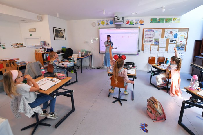 Semangat Anak-anak Belgia Kembali Bersekolah Negara Belgia mulai mengurangi kebijakan lockdown atau karantina wilayah sebagai bagian dari upaya pencegahan penyebaran COVID-19. Anak-anak pun mulai kembali bersekolah.