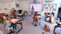 Di beberapa sekolah di Belgia pun mulai kembali dibuka dan pelajar maupun guru harus mengenakan masker dan menjalani pengecekan suhu.