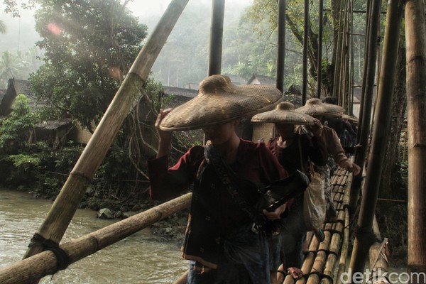 Suku Baduy berharap wisatawan yang datang bukan semata-mata untuk menjadikan mereka tontonan. Mereka meminta agar pelancong berniat untuk silaturahmi. Rafida Fauzia/detikcom Suku Baduy berharap wisatawan yang datang bukan semata-mata untuk menjadikan mereka tontonan. Mereka meminta agar pelancong berniat untuk silaturahmi. Rafida Fauzia/detikcom