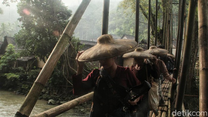 Suku Baduy terkenal dengan adatnya yang masih sangat kental. Tinggal di tengah gunung, mereka menjalankan aktifitasnya dengan cara yang sangat tradisional.