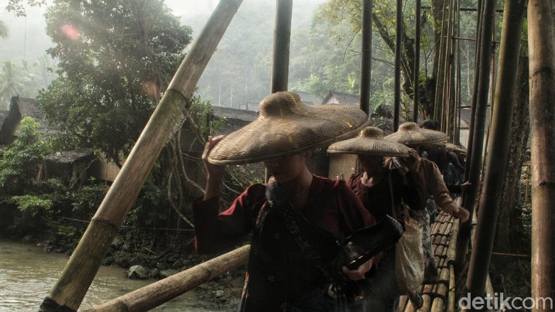 Menikmati Indahnya Suku Adat Baduy Sebelum Corona Suku Baduy terkenal dengan adatnya yang masih sangat kental. Tinggal di tengah gunung, mereka menjalankan aktifitasnya dengan cara yang sangat tradisional.