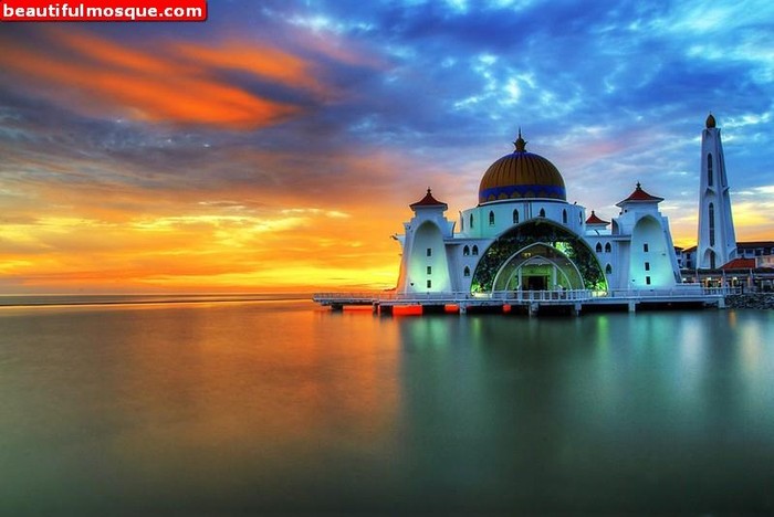 Masjid Selatan Malaka jadi salah satu bangunan ikonik di Negeri Jiran Malaysia. Masjid ini disebut masjid terapung karena posisinya yang menjuru ke Selat Malaka
