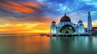 Saat laut pasang, masjid ini akan terlihat mengapung. Ini mengapa julukannya masjid terapung. Istimewa/Dok. www.beautifulmosque.com.