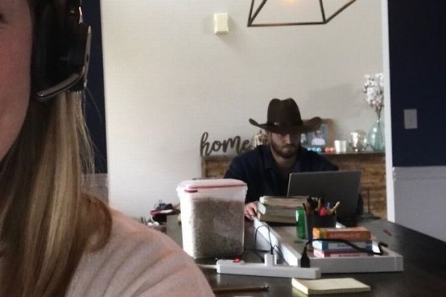 Cara Fields dan suaminya yang tinggal di Amerika juga merasakan dampak dari pandemi Corona yang mengharuskan mereka untuk bekerja dari rumah. Selain bekerja, keduanya juga harus membantu anak-anaknya untuk mengikuti kelas online. Foto: dok. Cara Fields Linkedin