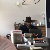 Cara Fields dan suaminya yang tinggal di Amerika juga merasakan dampak dari pandemi Corona yang mengharuskan mereka untuk bekerja dari rumah. Selain bekerja, keduanya juga harus membantu anak-anaknya untuk mengikuti kelas online. Foto: dok. Cara Fields Linkedin