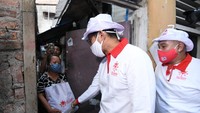 Ketua umum Relawan Indonesia Bersatu Lawan COVID-19 itu bergerak bersama kelompok relawan Galang Kemajuan Center (GKC) Jokowi, yang juga merupakan bagian dari Relawan Indonesia bersatu mendata warga yang membutuhkan.  dok. Relawan Indonesia Bersatu Lawan COVID-19