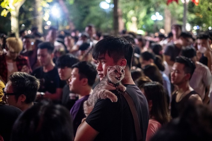 Zero Kematian Akibat Corona, Warga Vietnam Bisa Nongkrong Lagi Asyiknya Warga Vietnam Bisa Nongkrong Lagi Usai Corona
Berbatasan dengan China, Vietnam mampu menekan angka kematian dari virus Corona hingga 0 korban jiwa. Kini warganya pun sudah bisa nongkrong lagi lho. Asyiknya.