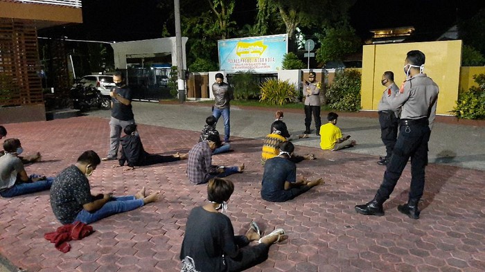 Razia petugas gabungan Kota Probolinggo, mengamankan belasan remaja sedang menggelar pesta miras